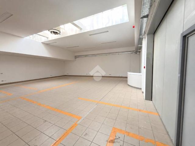 Locale Commerciale in affitto a Malgrate, Lombardia