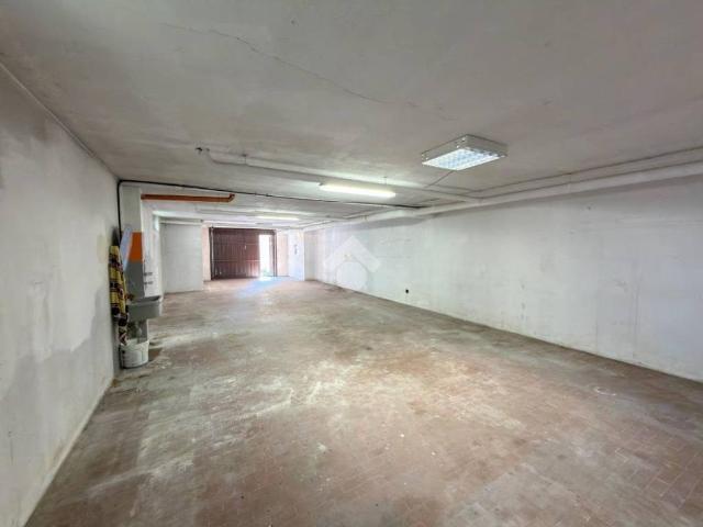 Locale Commerciale in affitto a Valmadrera, Lecco