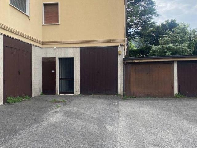 Locale Commerciale in affitto a Valmadrera, Lecco