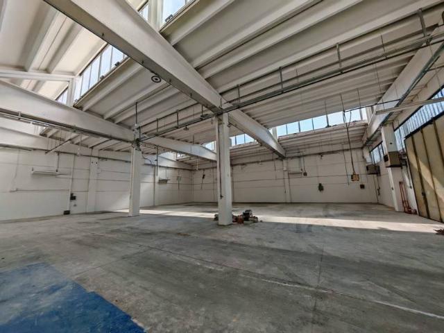 Locale Commerciale in affitto a Unione dei comuni Valli del Reno, Lavino e Samoggia, Reggio Emilia