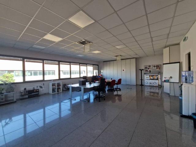 Locale Commerciale in affitto a Vanzago, Lombardia
