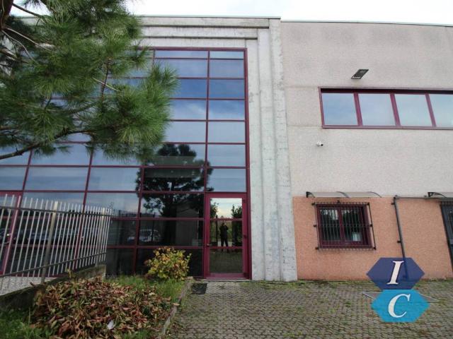 Locale Commerciale in affitto a Vanzago, Lombardia