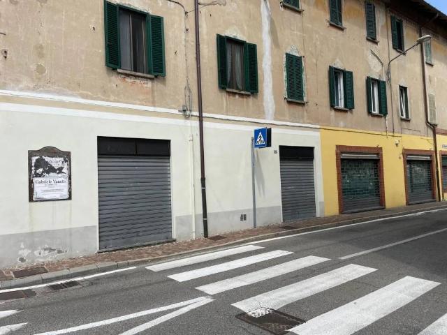 Locale Commerciale in affitto a Varano Borghi, Lombardia