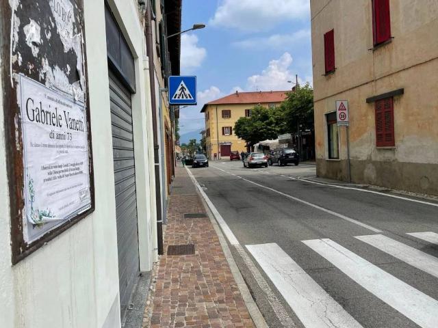 Locale Commerciale in affitto a Varano Borghi, Lombardia