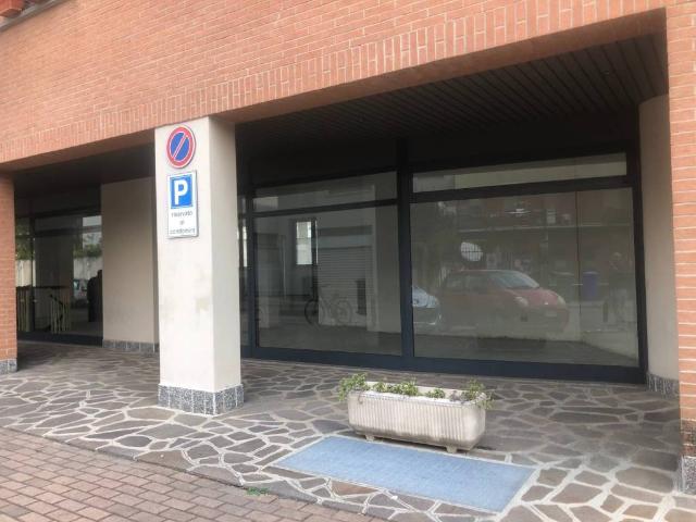 Locale Commerciale in affitto a Varedo, Lombardia