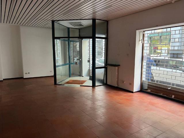 Locale Commerciale in affitto a Biumo Superiore, Varese