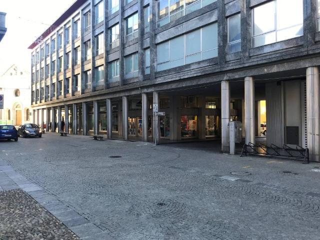 Locale Commerciale in affitto a Biumo Superiore, Varese