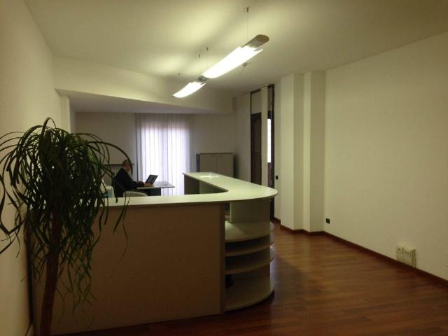 Locale Commerciale in affitto a Biumo Superiore, Varese