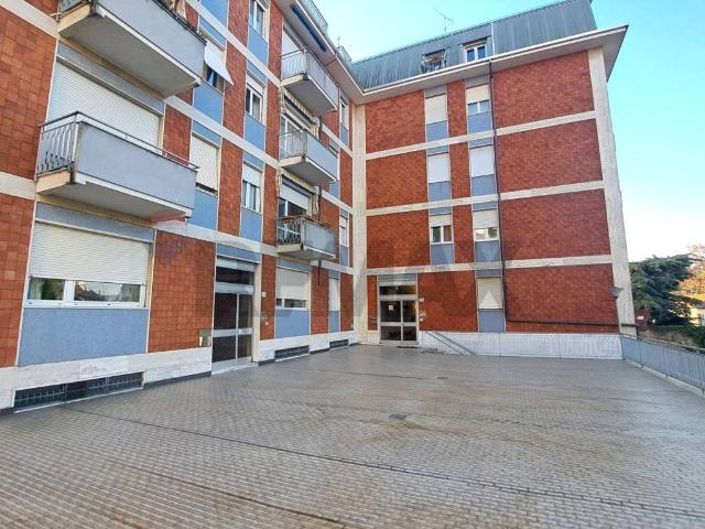 Locale Commerciale in affitto a Biumo Superiore, Varese
