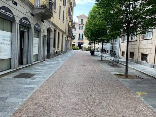 Locale Commerciale in affitto a Biumo Superiore, Varese