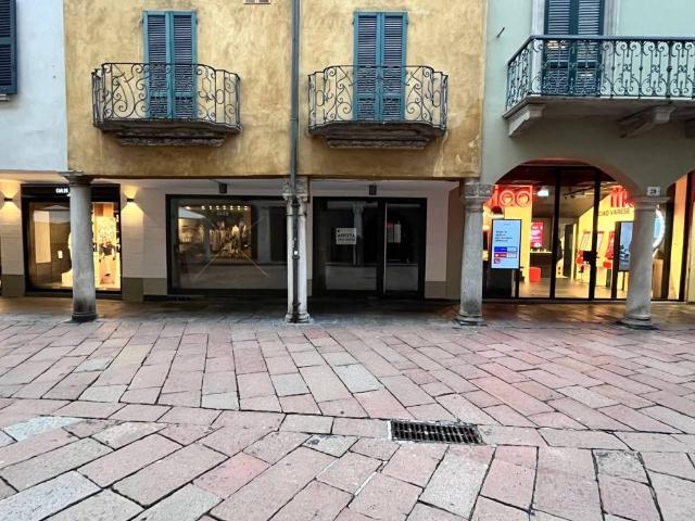 Locale Commerciale in affitto a Biumo Superiore, Varese