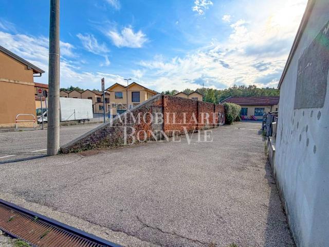 Locale Commerciale in affitto a Valle Olona, Varese