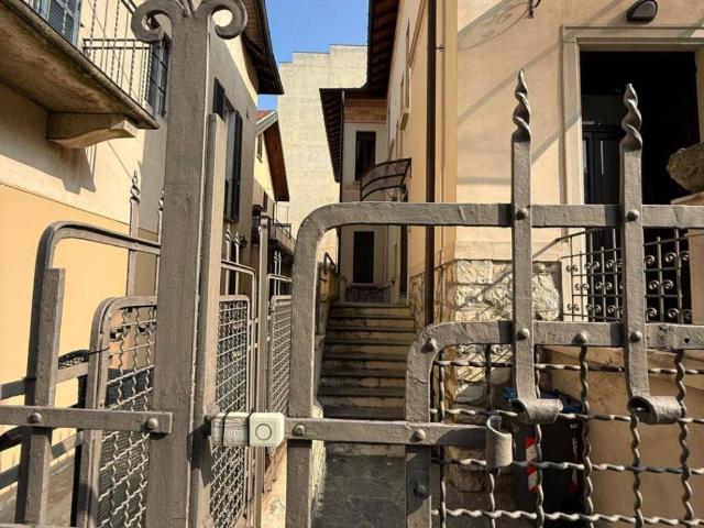 Locale Commerciale in affitto a Biumo Superiore, Varese