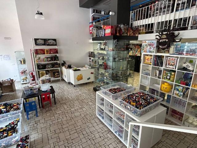 Locale Commerciale in affitto a Biumo Superiore, Varese