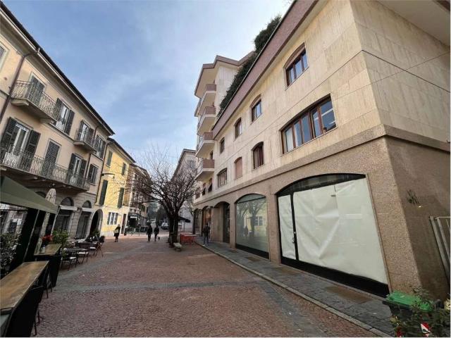 Locale Commerciale in affitto a Biumo Superiore, Varese