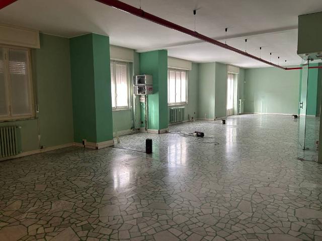 Locale Commerciale in affitto a Biumo Superiore, Varese