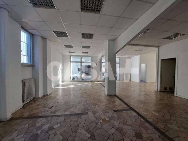 Locale Commerciale in affitto a Valle Olona, Varese