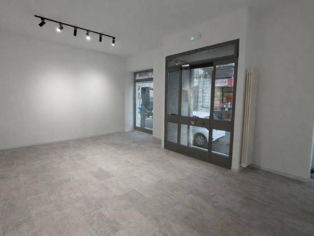 Locale Commerciale in affitto a Biumo Superiore, Varese