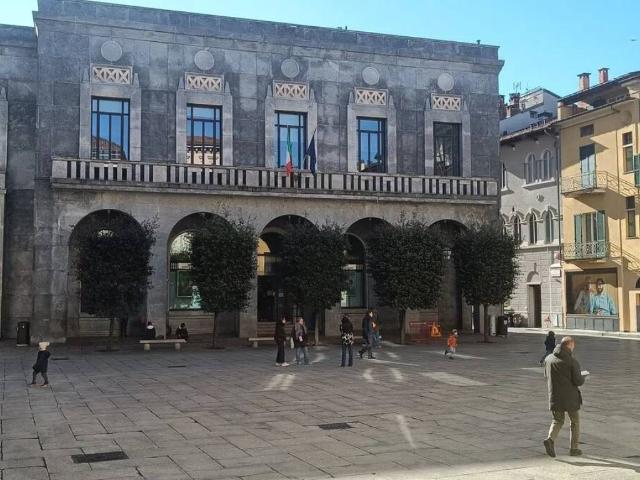 Locale Commerciale in affitto a Biumo Superiore, Varese