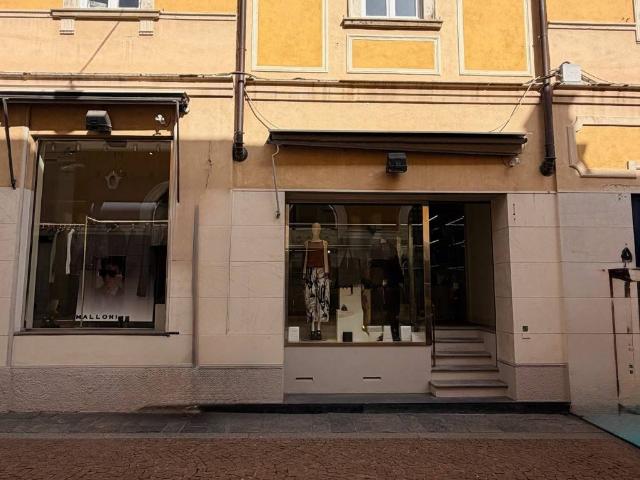 Locale Commerciale in affitto a Biumo Superiore, Varese