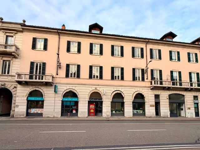 Locale Commerciale in affitto a Biumo Superiore, Varese