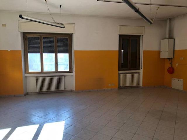 Locale Commerciale in affitto a Valle Olona, Varese