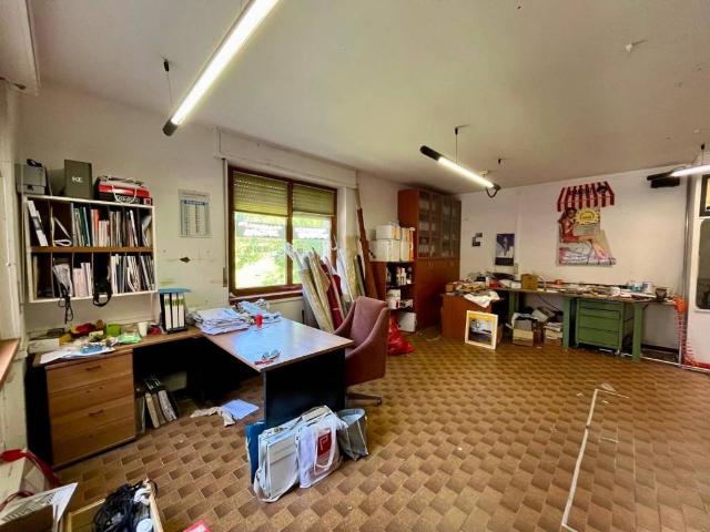 Locale Commerciale in affitto a Biumo Superiore, Varese