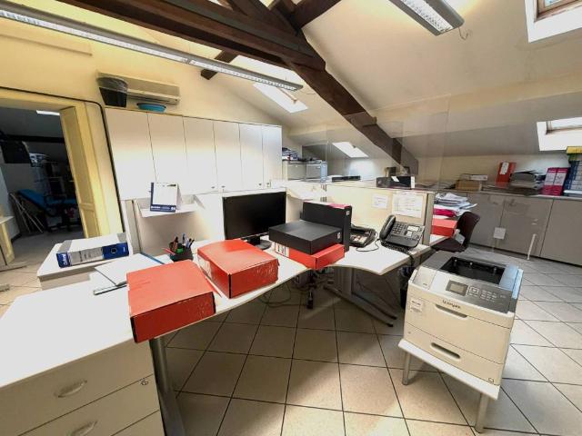 Locale Commerciale in affitto a Biumo Superiore, Varese