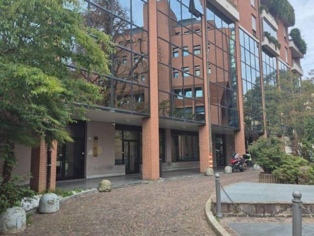 Locale Commerciale in affitto a Biumo Superiore, Varese