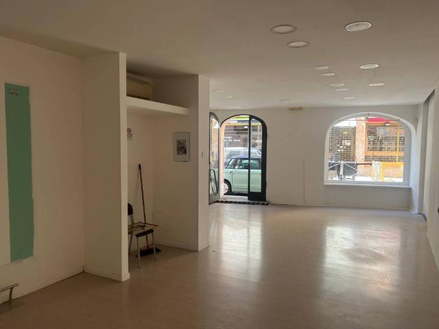 Locale Commerciale in affitto a Biumo Superiore, Varese
