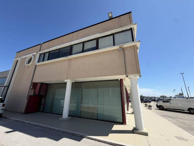 Locale Commerciale in affitto a Vasto, Abruzzo