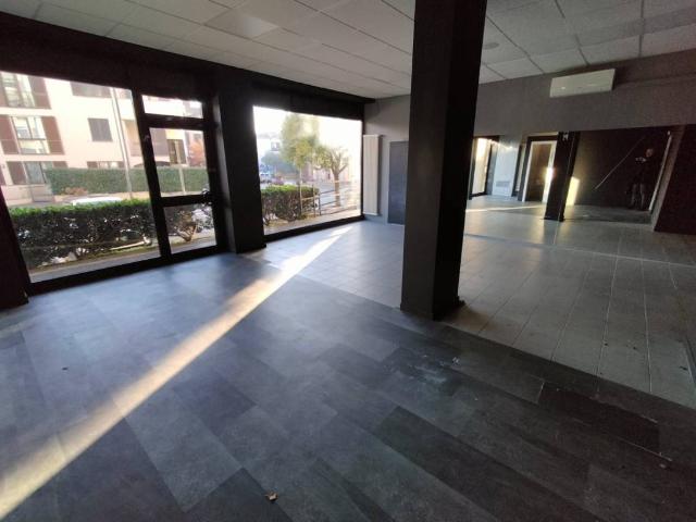 Locale Commerciale in affitto a Vedano Al Lambro