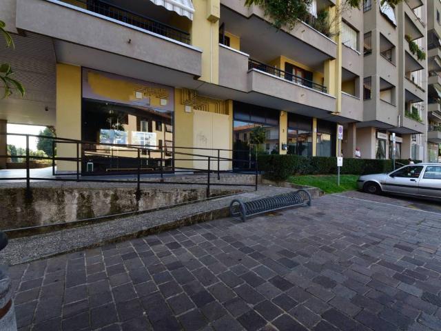 Locale Commerciale in affitto a Vedano Al Lambro
