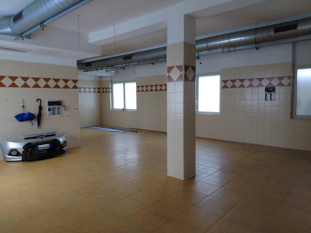 Locale Commerciale in affitto a Baraggia, Vedano Olona