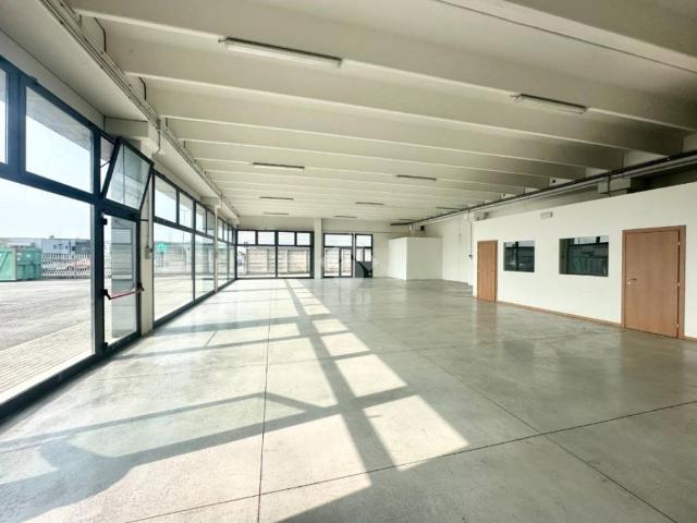 Locale Commerciale in affitto a Vedelago, Veneto