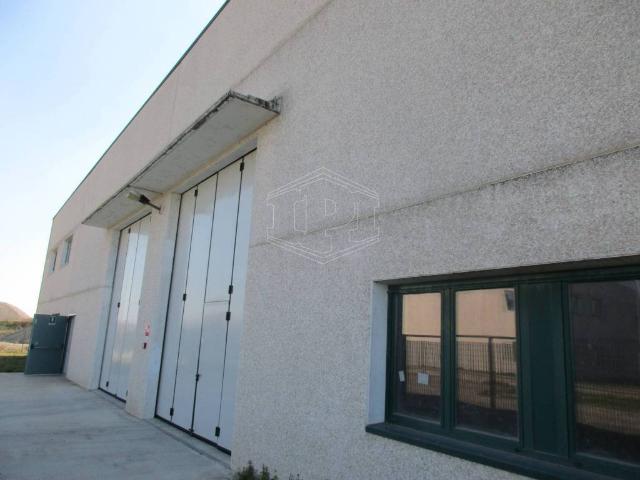 Locale Commerciale in affitto a Vellezzo Bellini, Pavia