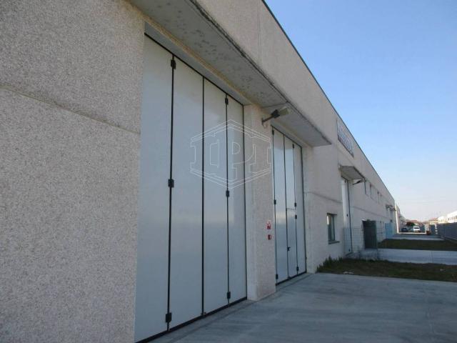 Locale Commerciale in affitto a Vellezzo Bellini, Lombardia