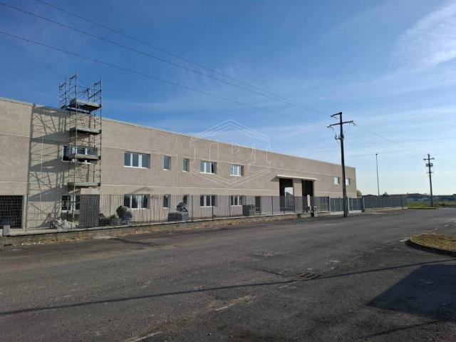 Locale Commerciale in affitto a Vellezzo Bellini, Pavia