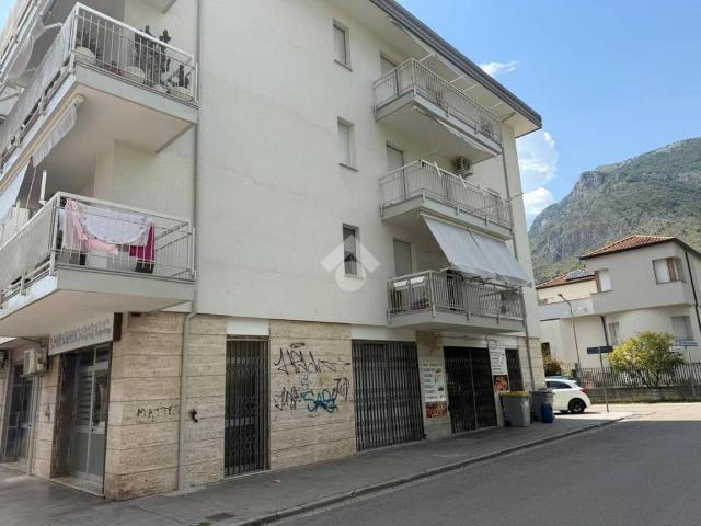 Locale Commerciale in affitto a Venafro, Molise