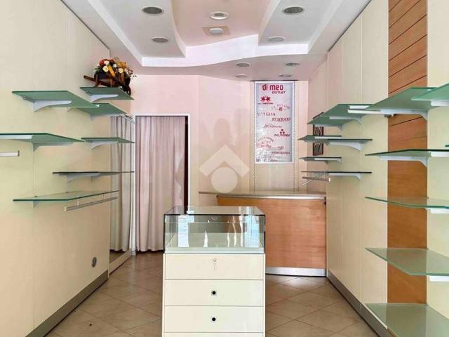 Locale Commerciale in affitto a Venafro, Molise