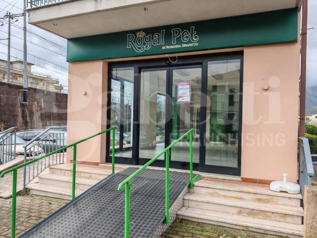 Locale Commerciale in affitto a Venafro, Molise