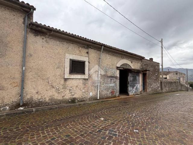 Locale Commerciale in affitto a Venafro, Molise