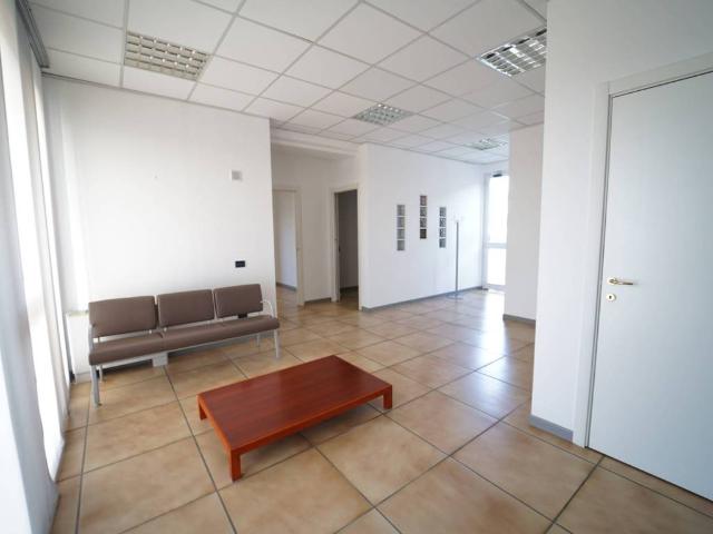 Locale Commerciale in affitto a Venegono Inferiore, Lombardia