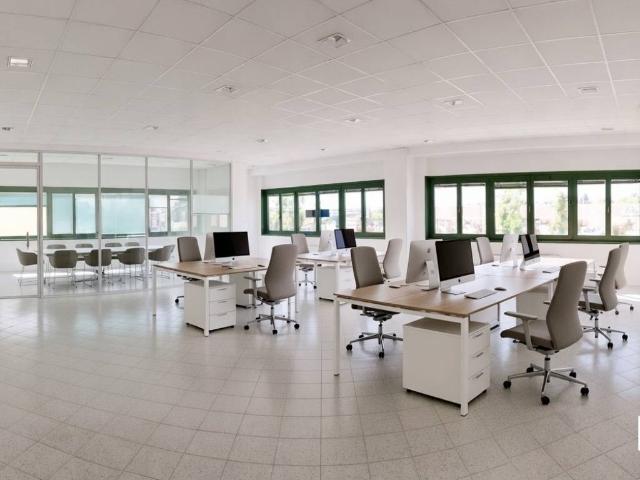 Locale Commerciale in affitto a Venegono Inferiore, Lombardia