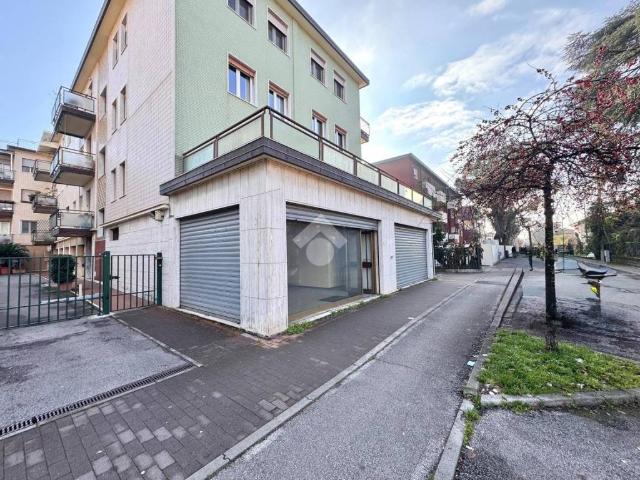 Locale Commerciale in affitto a Mestre-Carpenedo, Venezia