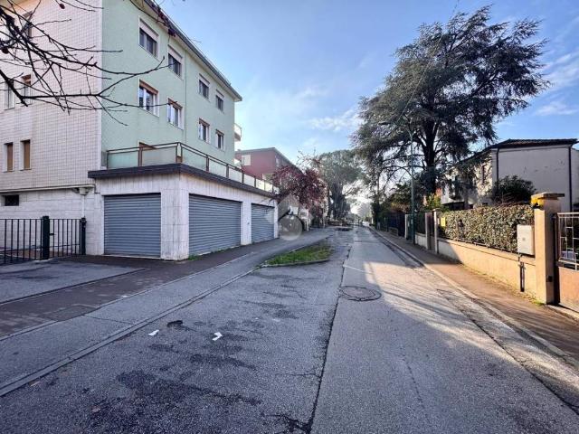 Locale Commerciale in affitto a Mestre-Carpenedo, Venezia