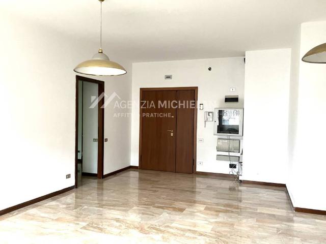 Locale Commerciale in affitto a Mestre-Carpenedo, Venezia