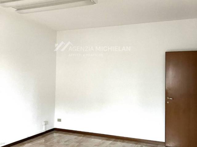 Locale Commerciale in affitto a Mestre-Carpenedo, Venezia