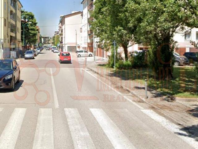 Locale Commerciale in affitto a Mestre-Carpenedo, Venezia