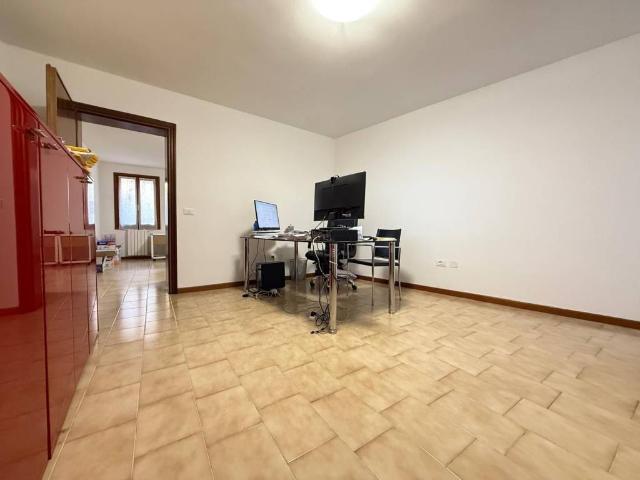 Locale Commerciale in affitto a Mestre-Carpenedo, Venezia